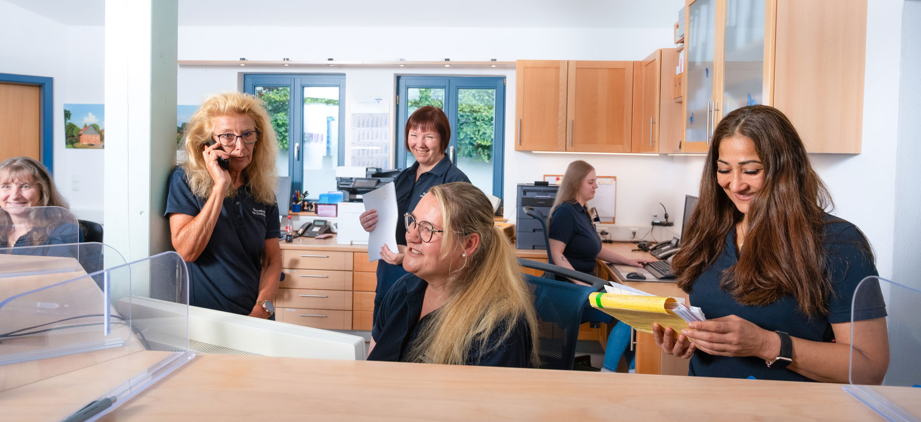 Anmeldung,-Praxis,-sech-Angestellte-